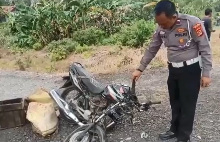 Penampakan Truk Kecelakaan Di Jombang Menggantung Di Jembatan