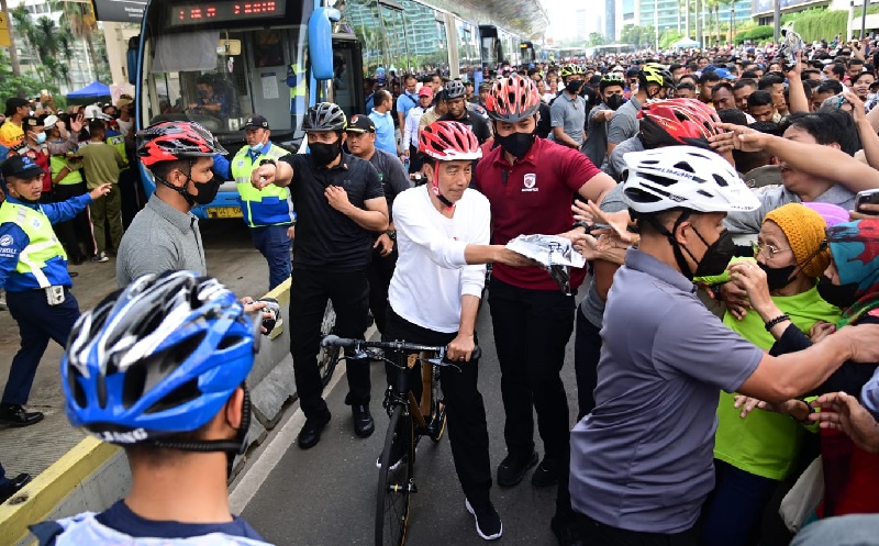 Minggu Pagi Presiden Jokowi Gowes Dan Sapa Warga Di Bundaran Hi