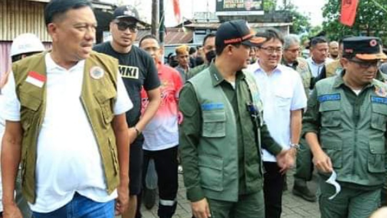 Kepala Bnpb Kunjungi Manado Serahkan Bantuan Ke Warga Terdampak Banjir