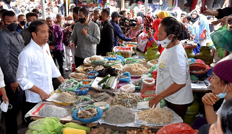 Temui Pedagang Presiden Jokowi Blusukan Ke Pasar Bakti Kota Medan