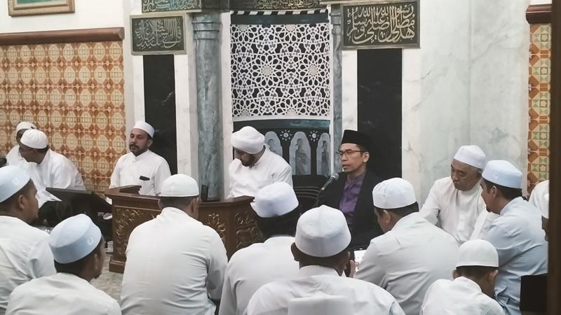 TGB Zainul Majdi Beri Tausiyah Kepada Jemaah Salawatan Habib Syech Ini