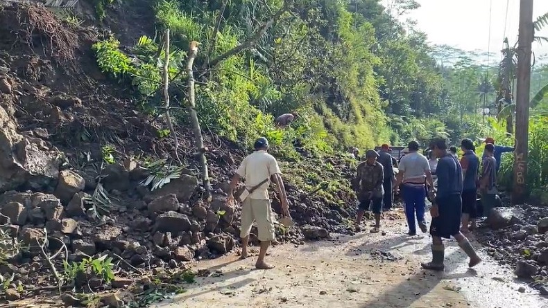 Tebing Setinggi 15 Meter Di Banjarnegara Longsor Tutup Akses Jalan