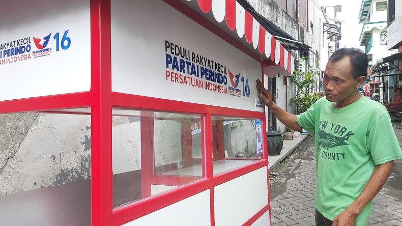 Bacaleg Partai Perindo Serahkan Bantuan Gerobak Ke Pelaku UMKM Di Surabaya