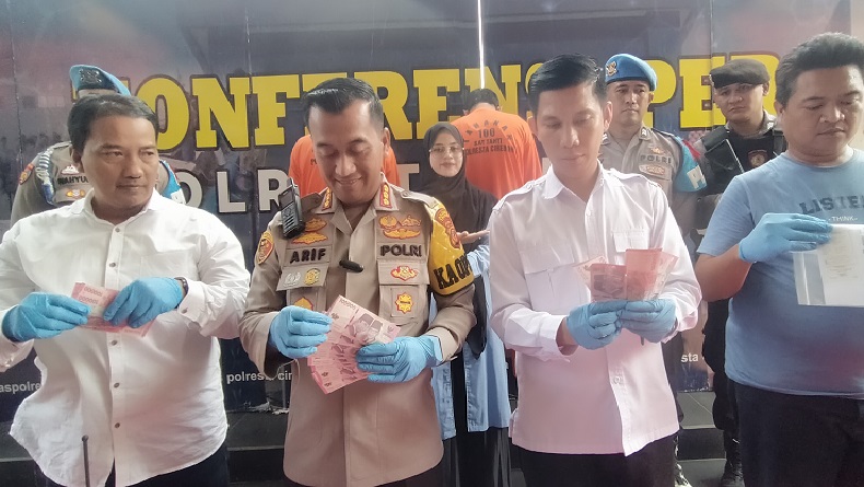 Kecelakaan Tunggal Di Pantura Cirebon Bus Tabrak Pembatas Jalan