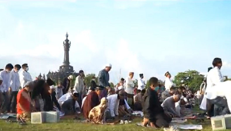 Ribuan Umat Muslim Bali Salat Idul Fitri Di Lapangan Niti Mandala Renon