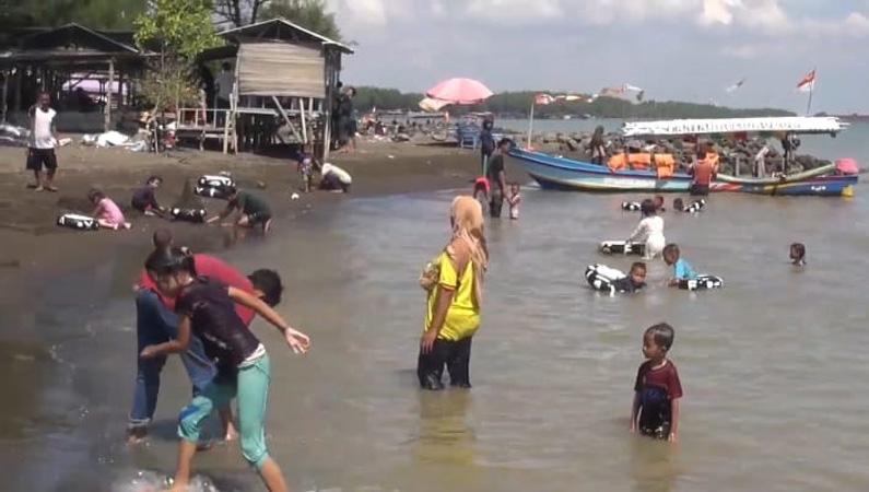 Puncak Libur Lebaran Pantai Pulau Kodok Tegal Ramai Dipadati Wisatawan