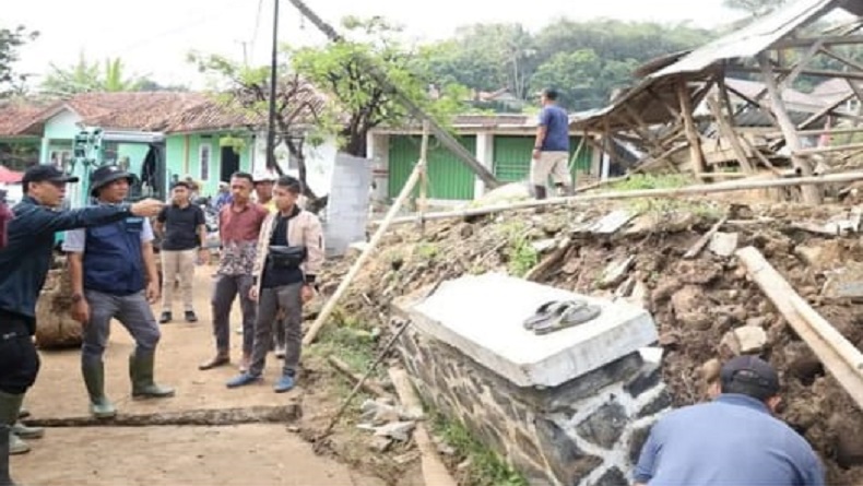 8 Kali Tanah Bergerak Terjang Panyindangan Purwakarta Puluhan Rumah Rusak