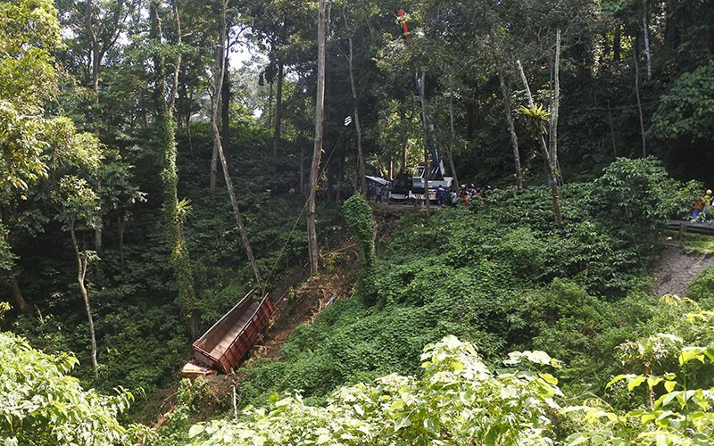 Truk Masuk Jurang Sedalam Meter Di Gunung Gumitir Jember