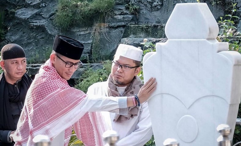 Ziarah Ke Makam Sunan Ampel Sandiaga Uno Wisata Religi Sejahterakan