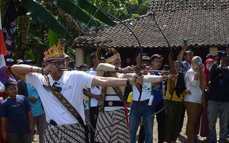 Menparekraf Sandiaga Uno Memanah Di Desa Wisata Wayang Klaten