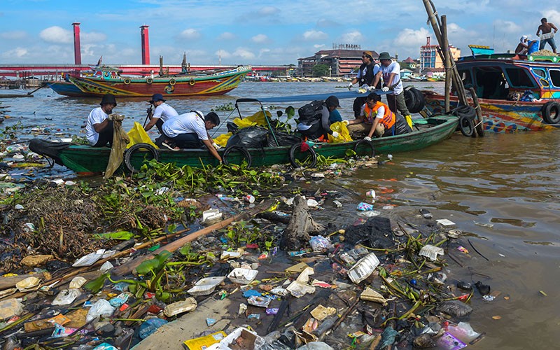 Bersih Bersih Sungai Musi Angkut Ton Sampah