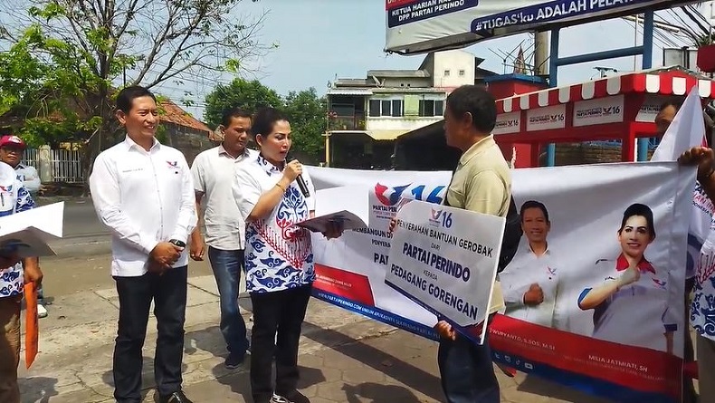 Bantu Entaskan Kemiskinan Dpd Partai Perindo Serahkan Gerobak Untuk