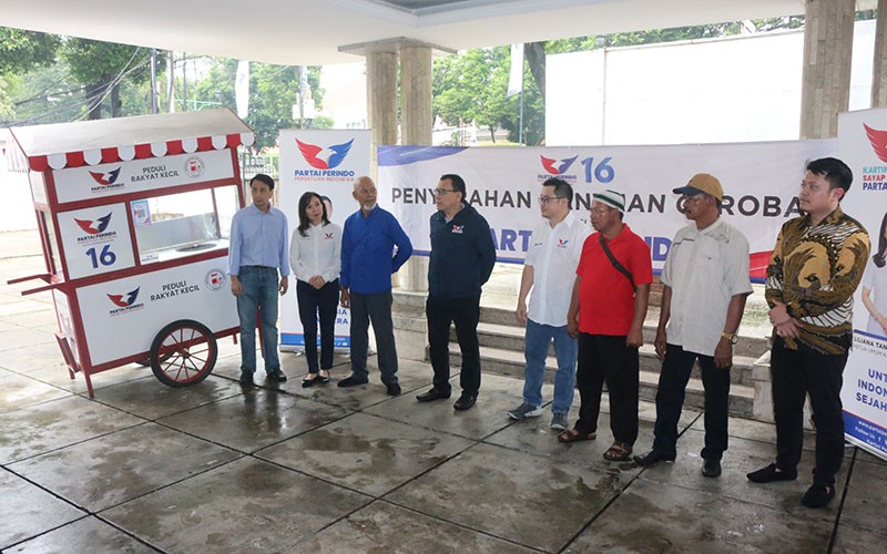 Partai Perindo Bagikan Gerobak Umkm Untuk Pedagang