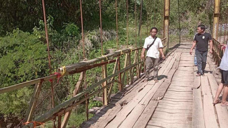 Jembatan Lalay Di Sukabumi Rusak Parah Warga Khawatir Telan Korban Jiwa