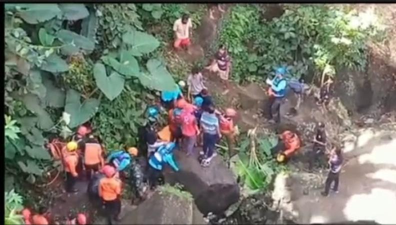 Kecelakaan Maut Di Banyumas Truk Tabrak Avanza Terjun Ke Sungai 1