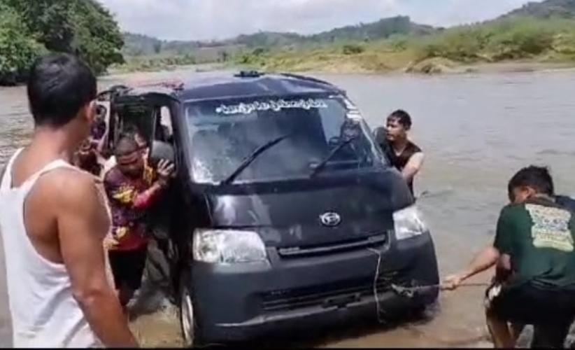 Viral Mobil Gran Max Terjun Ke Sungai Di Jambi Muatan Onderdil Motor