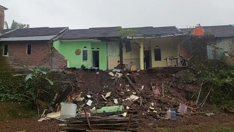 1 Rumah Hancur Terseret Longsor Di Manonjaya Tasikmalaya Penghuni Selamat