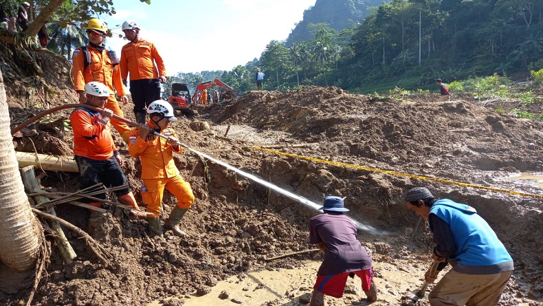 3 Hari Tertimbun Longsoran Tebing Warga Garut Belum Juga Ditemukan