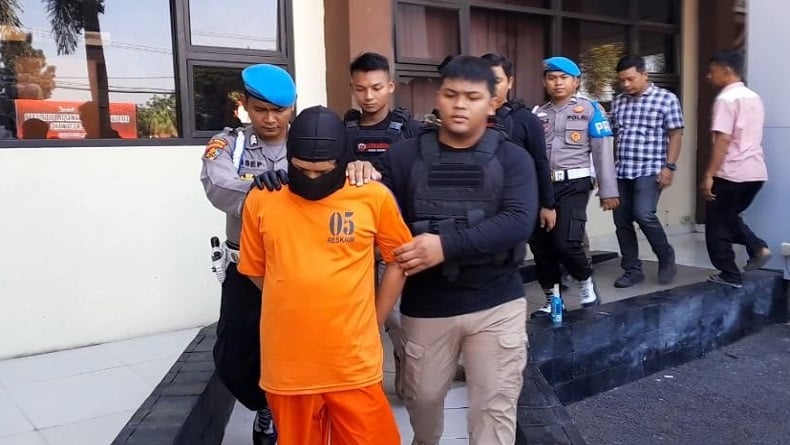 Penyiram Air Keras Ke Guru Smkn Karawang Ditangkap Polisi Ini Tampangnya