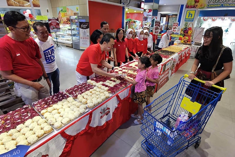 Mini Donat Terpanjang Meriahkan HUT Ke 78 Kemerdekaan RI