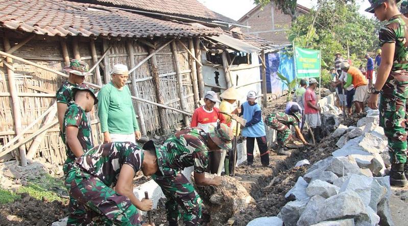 Karya Bakti Prajurit Yonif Raider Suhbrastha Bangun Talud Di