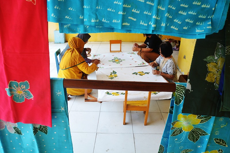 Semangat Ibu Ibu Pelaku UMKM Membuat Batik