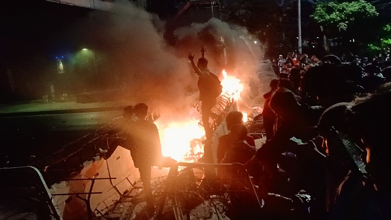 Demo Mahasiswa Di Patung Kuda Massa Lempari Polisi Dengan Benda Tumpul