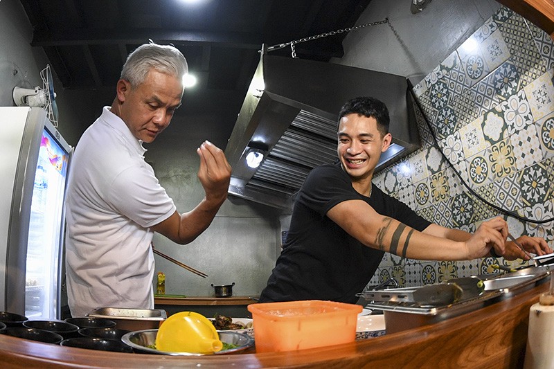 Momen Ganjar Pranowo Makan Bakmie Bareng Keluarga Di Tengah Kesibukan