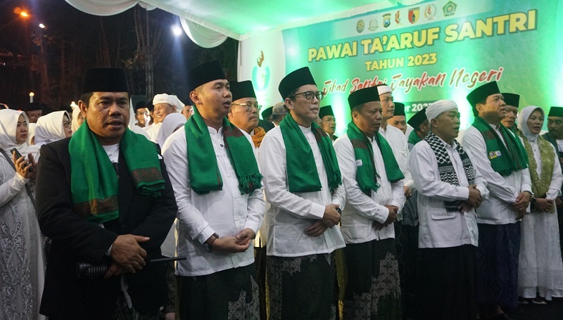 Ikuti Pawai Taaruf Ribuan Santri Meriahkan Puncak Peringatan HSN 2023