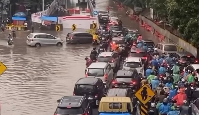 Hujan Deras Sejumlah Jalan Di Jaksel Tergenang Air