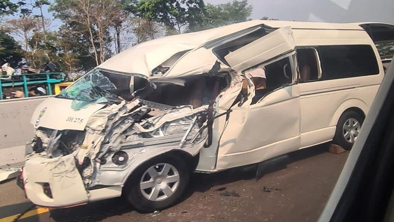 Kecelakaan Di Karawang Mobil Travel Tabrak Truk Di Tol Cikampek