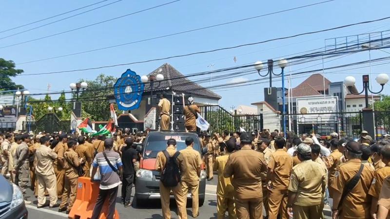 Ratusan Kades Dan Perades Di Brebes Demo Tuntut Kenaikan Alokasi Dana Desa