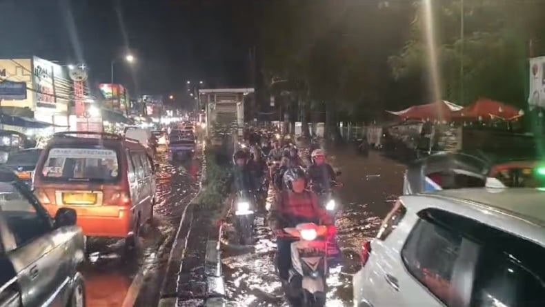 Sejumlah Jalan Di Jaktim Tergenang Banjir Air Diduga Kiriman Dari