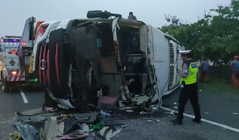 Kecelakaan Di Tol Sidoarjo Bus Tentrem Terguling Usai Tabrak Truk