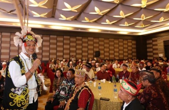 Jadi Warga Kehormatan Suku Dayak Kaltim Ganjar Lokalitas Budaya Tak