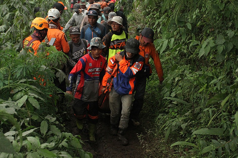 Proses Evakuasi Jenazah Pendaki Korban Erupsi Gunung Marapi