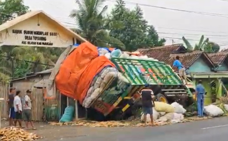 Kronologi Truk Di Pasuruan Tabrak Warung Makan Oleng Saat Nyalip Dari Kiri