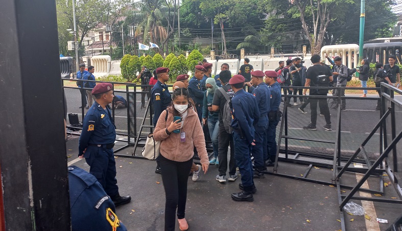 Jelang Debat Perdana Capres Penjagaan Di Kantor Kpu Diperketat