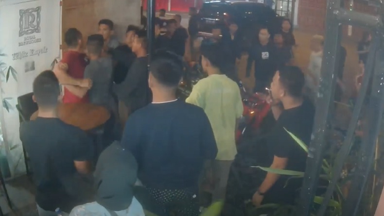 Pengeroyokan Di Medan Terekam CCTV Pelaku Berambut Cepak Dan Berbadan