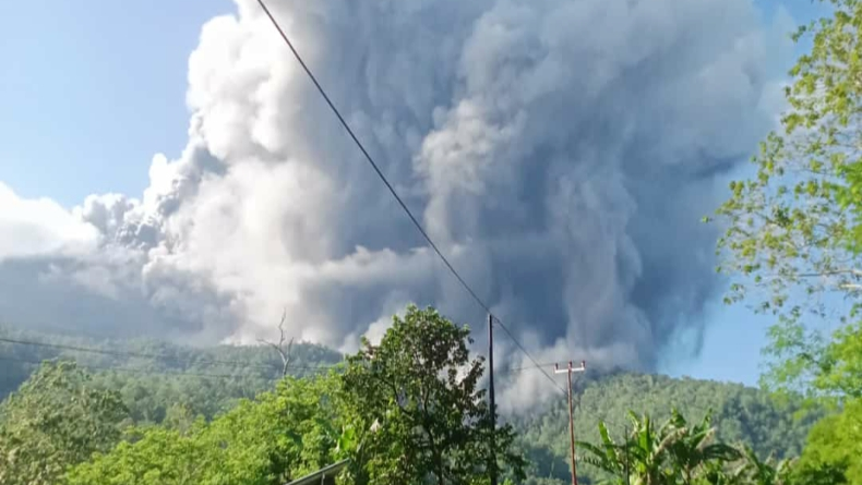 Gunung Api Lewotobi Di Flores Timur Erupsi Warga Panik