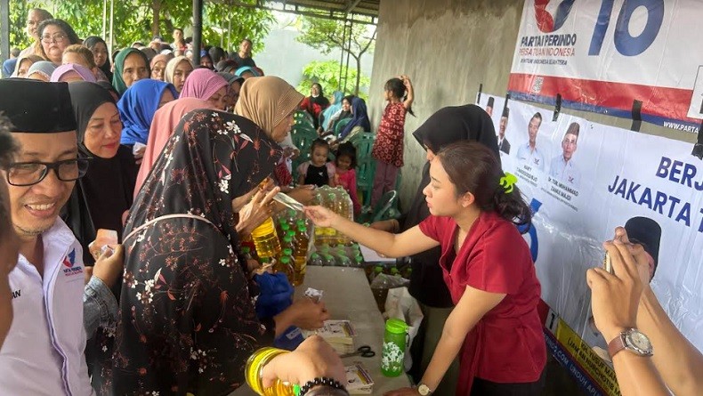 Caleg Perindo Wahyu Nur Iman Gelar Bazar Murah Warga Bambu Apus Senang