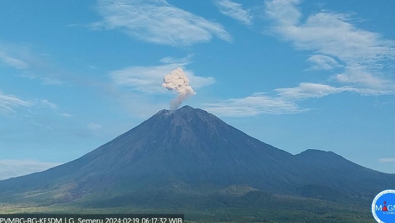 Erupsi Gunung Semeru Pagi Ini 3 Kali Meletus Dengan Tinggi Kolom Abu 1