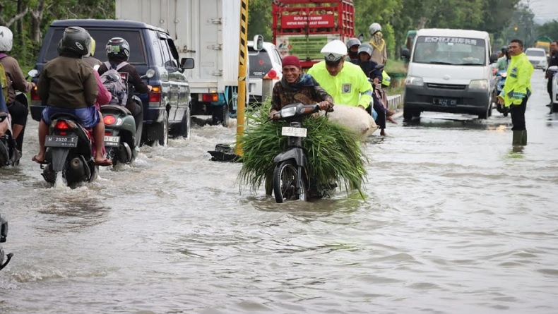 Jalan Utama Sumenep Banjir Lalu Lintas Macet Sejumlah Motor Mogok