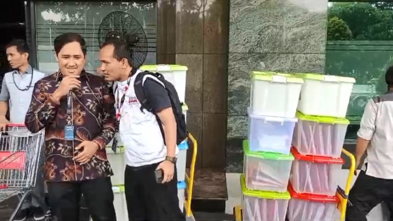 Tim Hukum Ganjar Mahfud Bawa 15 Boks Kontainer Berisi Berkas Tambahan