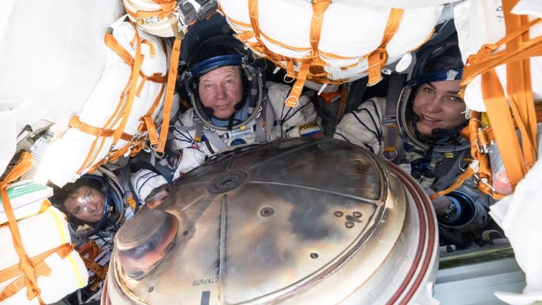 Kapsul Bawa Astronaut Dan Kosmonaut Mendarat Di Bumi Dengan Selamat