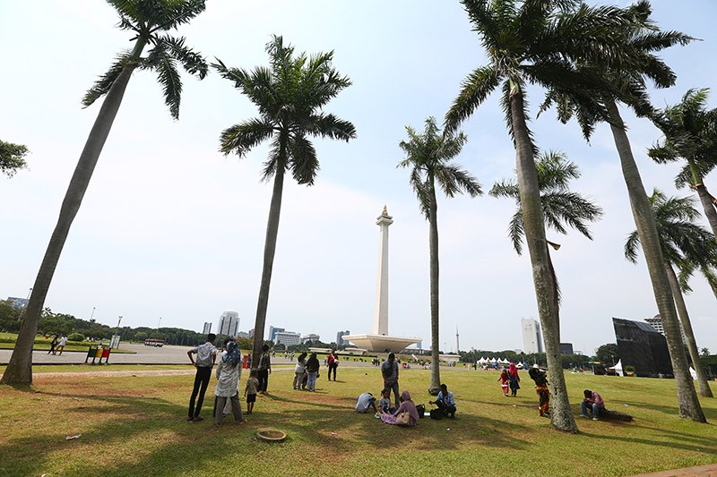 Ribuan Orang Berwisata Ke Monas Saat Libur Lebaran