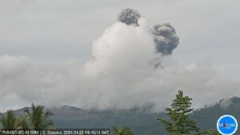 Gunung Dukono Di Maluku Utara Erupsi Tinggi Kolom Abu Capai 1 200 Meter