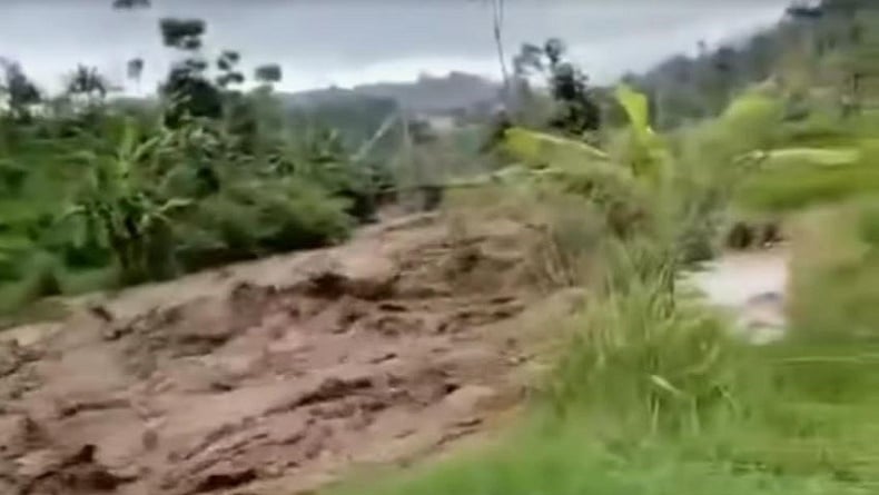 Banjir Bandang Luapan Sungai Citarung Terjang Kertasari Bandung