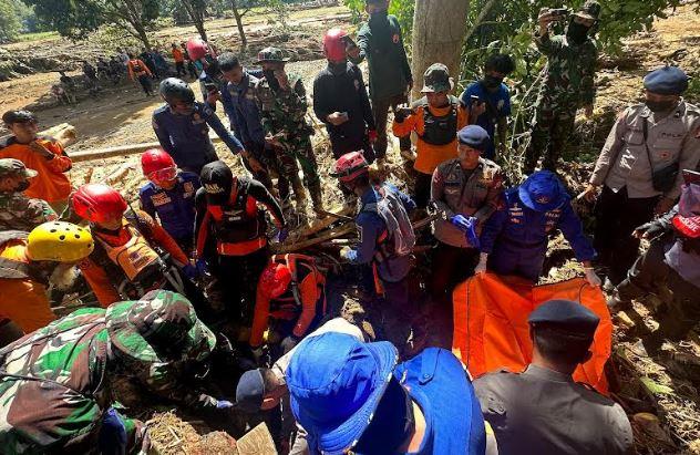 Tim Sar Kembali Temukan Korban Banjir Bandang Luwu Total Orang Tewas