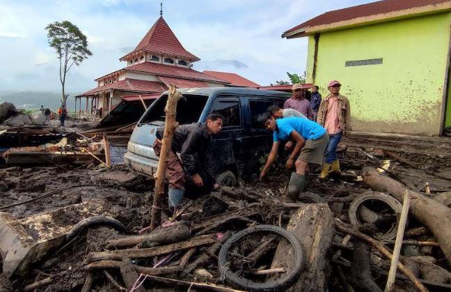 Banjir Lahar Dingin Di Tanah Datar Sumbar Tim SAR Masih Cari 10 Korban